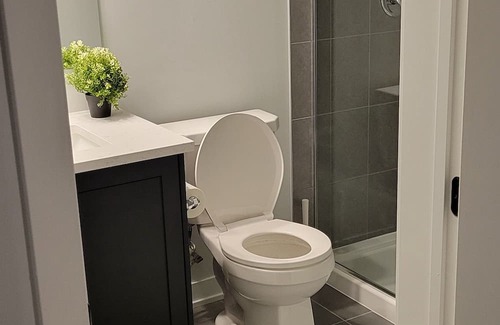 Ottawa Division House | 5 minutes walk to major shopping center, restaurants, pubs and bus station.