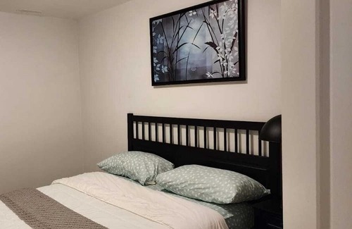 Ottawa Division House | 5 minutes walk to major shopping center, restaurants, pubs and bus station.
