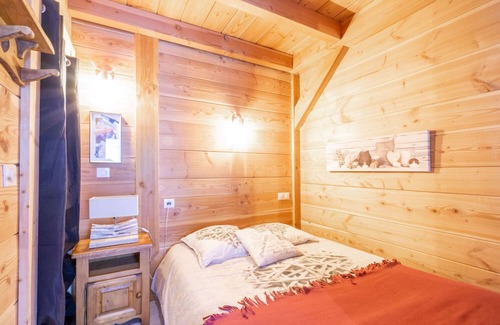 Saint-Colomban-des-Villards Apartment | Apartment 'Petit Appartement' with Mountain View, Private Terrace and Shared Garden