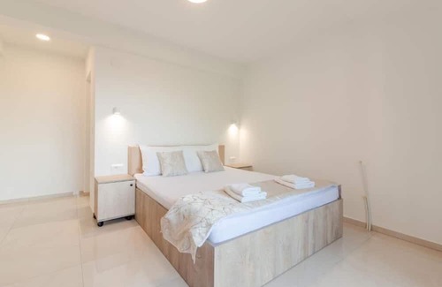 Ohrid Villa | Deluxe Double Room with Balcony and lake View with AC frege,free parking wifi