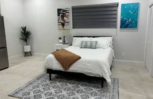 Downtown Nassau Cottage | Tranquil secluded studio w/ Pool and WiFi, AC in charming Nassau