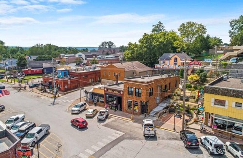 Parkville Apartment | Stylish King Suite On Main Views Desk+Wifi