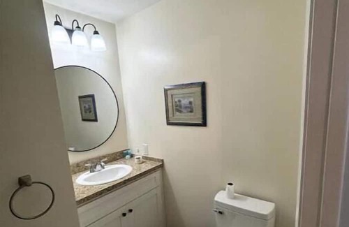 Melbourne House | New Renovated, Big Spaces, Near Everything, Unit 2