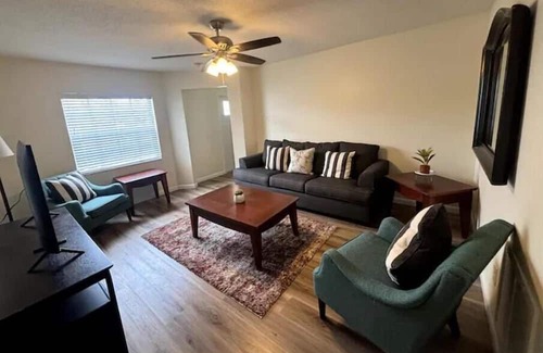 Melbourne House | New Renovated, Big Spaces, Near Everything, Unit 2