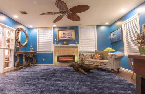 Sebastian Cottage | Charming Cottage 2/1 + Art Gallery Across from Waterfront + Hirams Resort