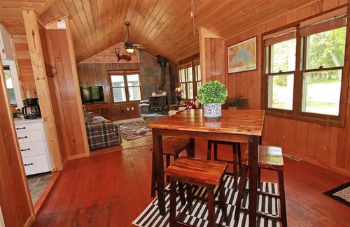 Ossipee Cabin | Cozy cabin in enchanting Merrifield with AC, WiFi