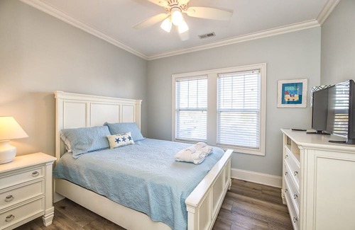 Wilmington Beach House | Spacious 6-bedroom ocean view home, 1 minute walk to beach!