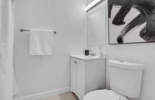 Belvedere Park Apartment | Modern Decatur Apartment