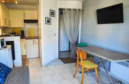 Frejus Plage Apartment | Love nest with balcony, close to the sea