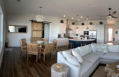 Villa Segunda House | Newly Built Luxury Home | 4 BD 3 BTH | Boat Slip & Kayak | Beach Getaways
