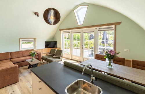 Baars Cottage | House with a terrace on the edge of the forest