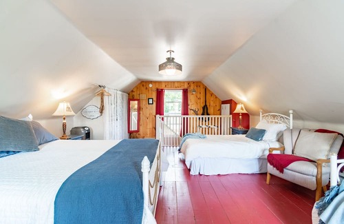 Selkirk Cabin | The Carriage House - your unique private getaway
