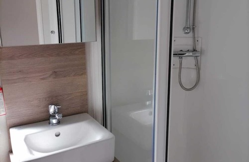Dymchurch House | Ruby retreat - 2 bedroom with decking (D/F)