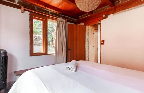 El Santuario Cabin | Hippie Ranch Cabaña en borde de lago