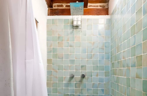 El Santuario Cabin | Hippie Ranch Cabaña en borde de lago