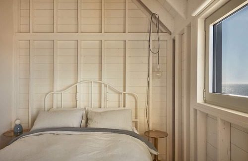 L'Ile-du-Havre-Aubert House | Prestigious home, recipient of many architecture awards, with three rooms