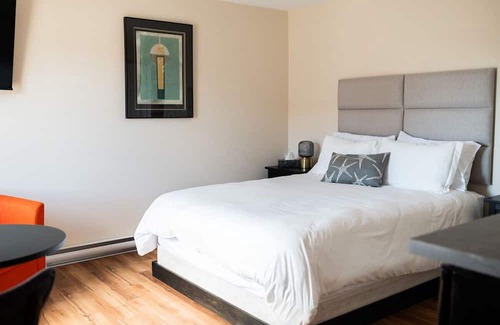 Shelburne House | In the heart of Shelburne with beautiful views including the Shelburne Harbour
