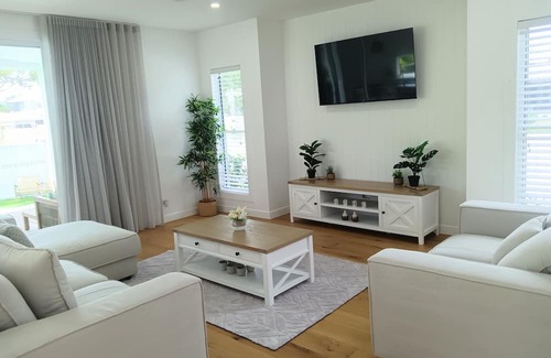 Burleigh Waters House | New Burleigh home with pool 5 night midweek stay rates dropped!