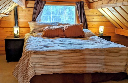 Meadow Lakes Cabin | Classic Alaskan Log Cabin on Lake, Sleeps 5 - 7