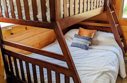 Meadow Lakes Cabin | Classic Alaskan Log Cabin on Lake, Sleeps 5 - 7