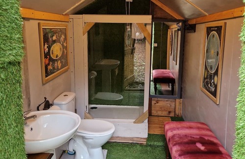 Penrhyn Bay Cabin | Hills above and sea below - The Crow's Nest 🐦‍⬛