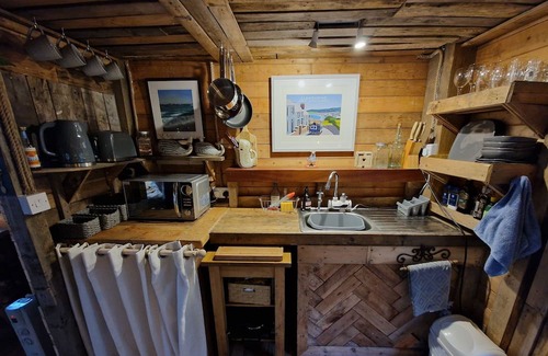 Penrhyn Bay Cabin | Hills above and sea below - The Crow's Nest 🐦‍⬛