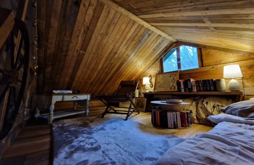 Penrhyn Bay Cabin | Hills above and sea below - The Crow's Nest 🐦‍⬛