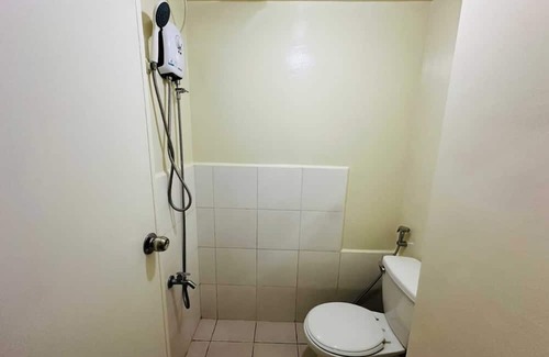 Highway Hills Condo | Minimalist Condo with Unli Wifi-Netflix