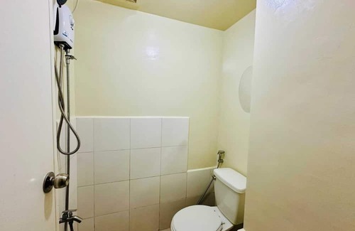 Highway Hills Condo | Minimalist Condo with Unli Wifi-Netflix