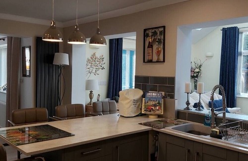 Chalford House | 3 Bedroom (Sleeps 6) Bungalow in Stroud
