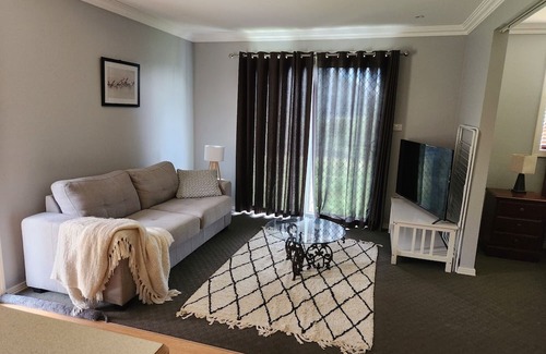 Daruka Apartment | 15 minutes from CBD. Guest numbers flexible for travelling sporting families.