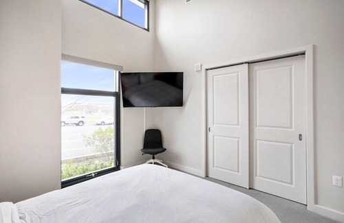 McLean Apartment | Welcome to our luxurious 2-bed, 2-bath apartment in the heart of McLean Commons!