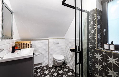 Veroce Cottage | Dragonfly lodge - private house with hot tub and view to the Danube/mountains