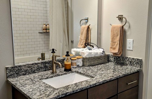 Magnolia Apartment | Spacious 1BR Apt with pool and gym