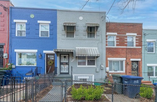 Washington House | Classic Rowhouse with Outdoor Space