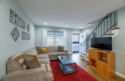 Washington House | Classic Rowhouse with Outdoor Space