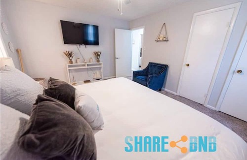 Sherwood House | Charming 3BR/2BA Sherwood Home with 2-Car Garage