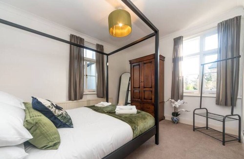 Hampton Wick Apartment | Pass the Keys | Bright spacious flat with free parking