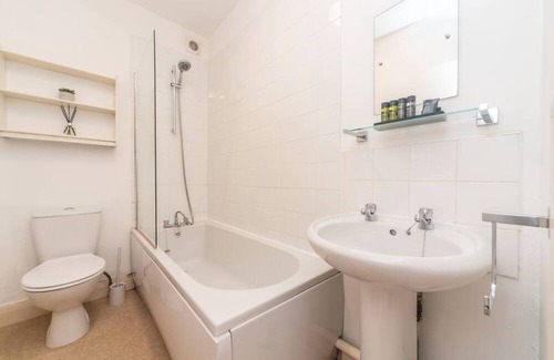 Hampton Wick Apartment | Pass the Keys | Bright spacious flat with free parking