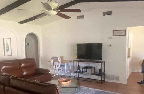 Irving House | Dynamic cozy and peaceful room