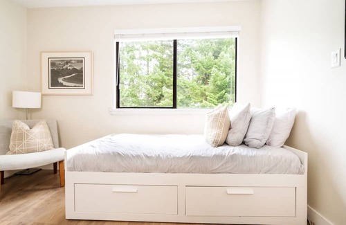 Whistler Creekside Condo | *Group Stays* Large Renovated w Pool & Hot Tub