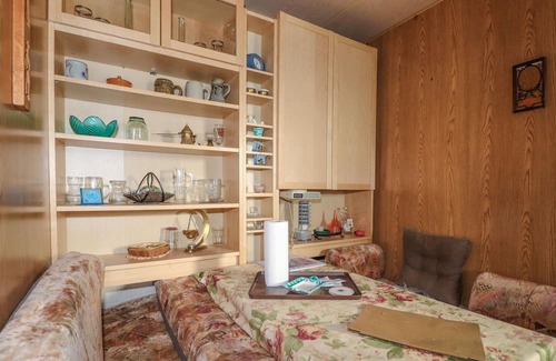 Rust House | Look forward to a relaxing break in this mobile home by the lake.