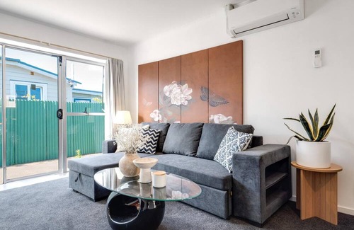 Sydenham House | Unit with Spa Bath Close to City