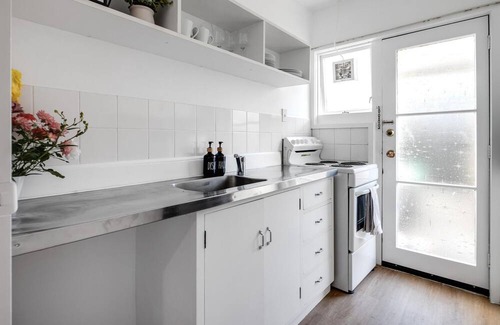 Sydenham House | Unit with Spa Bath Close to City