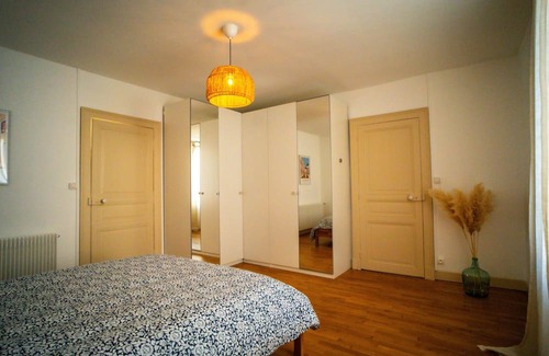 Chateauroux House | Functional townhouse parking terrace and Emma Queen bed close to trains + centre