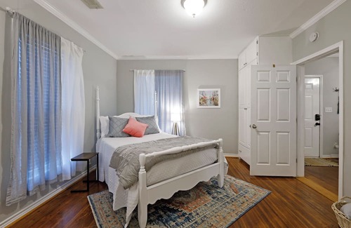 Hillsboro House | Charming VRBO in Historic District - near Downtown and easy access to Waco/DFW