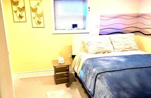 Roseland House | Step into luxury at our fully equipped, cozy 4/5 BR, a blend of style & comfort.