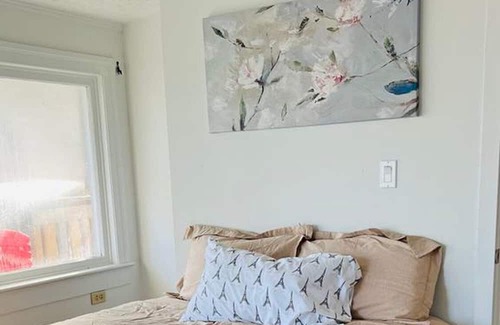 Central Elgin Cottage | Tranquil Coastal Escape, minutes to Port Stanley Beach. Pet-Friendly!