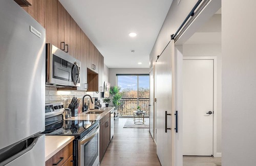 St. Anthony West Apartment | Coze 1BR with Gym & Free Parking By Target Field