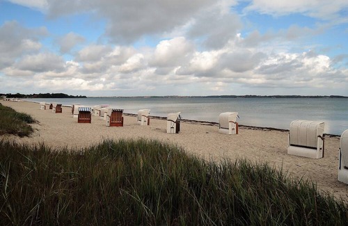 Drei Apartment | Ruhige Ferienwohnung Direkt - 1 min - am Schönen Flachen Sandstrand